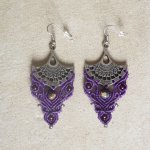 Boucles d'oreilles violettes en micro-macramé avec des perles en pierre gemme